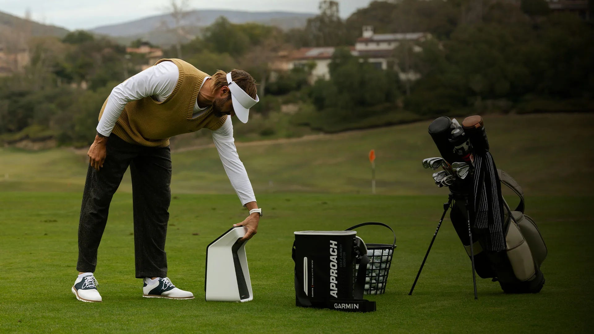 GARMIN APPROACH R50 LAUNCH MONITOR AND SIMULATOR